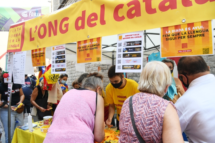 llenguacat's tweet photo. @naciodigital @CCatalaNegocis @mantincelcatala @elpuntavui @diariARA @elnacionalcat @LaRepublicaCat @dbalears @tarragonaradio @TGNdigital 🤝 La nostra feina no seria possible sense el suport dels més de 25.000 socis de Plataforma per la Llengua. 

😊 A tots els que ja feu pinya amb nosaltres, moltíssimes gràcies. Als que encara no en formeu part, sempre hi sou a temps 👉 https://t.co/9rtVJqJWGr! https://t.co/4txighTJSM