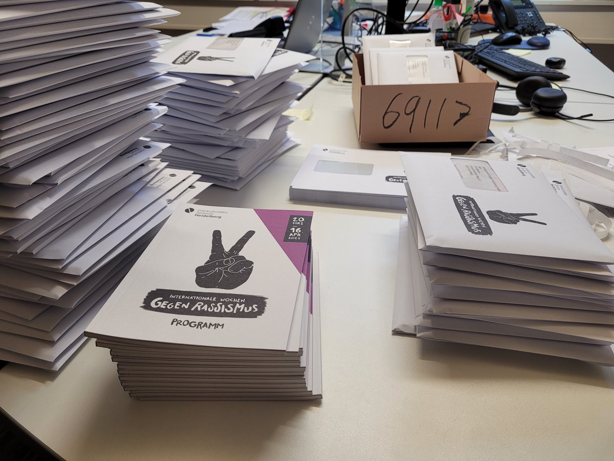 We've got mail! Und ihr bald auch! Das gedruckte Programmheft der Internationalen Wochen gegen Rassismus 2023 in #Heidelberg ist da! Bald im Café, Bürgeramt und der Bücherei eurer Wahl! 
Das digitale Programmheft findet ihr hier: 
iz-heidelberg.de/internationale…