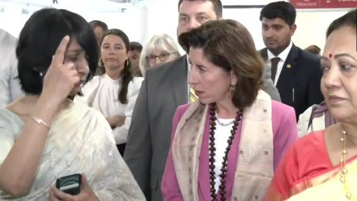 mdnewshindi's tweet image. ➡️अमेरिका की वाणिज्य सचिव जीना रायमोंडो ने किया #Janpath में #HandloomHaat का दौरा

➡️कहा- मैं इससे काफी प्रभावित हूं, जिस तरह यह महिलाओं को सश्कत कर रहा हैं साथ ही जो उत्पाद बना रहीं वह पर्यावरण और अर्थव्यवस्था के लिए अच्छा हैं... 

@GinaRaimondo @mygovindia 
#ginaraimondo…
