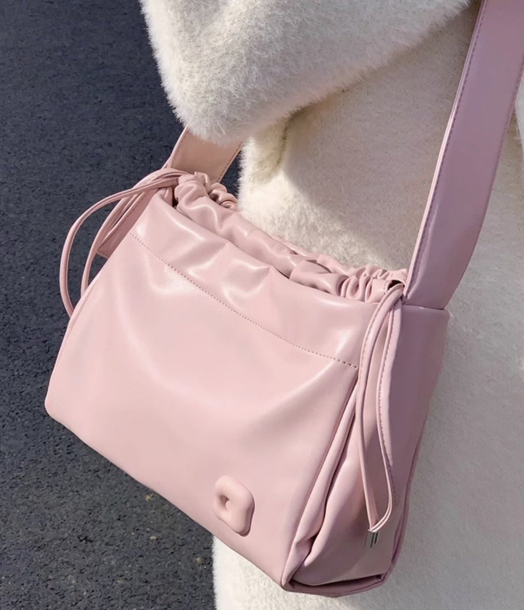 ถามกันเยอะมากก น้องกระเป๋าของมิวมุ 🍧รุ่นนี้ใส่ iPad ได้ เหมาะสำหรับต้องหอบของเยอะๆแต่ยังอยากได้ความเกาหลีอยู่ แบรนด์นี้เค้าถนัดมาก จุของแต่ดูเรียบๆเนี่ยย สะพายแล้วใส่ได้กับทุกชุด ที่สำคัญคือลดเหลือสองร้อยกว่าๆเอง✨ใครสะพายใบนี้พี่ซิมรับรองว่าได้สไตล์น่ารักเกาไม่ซ้ำใครชัวร์ๆ