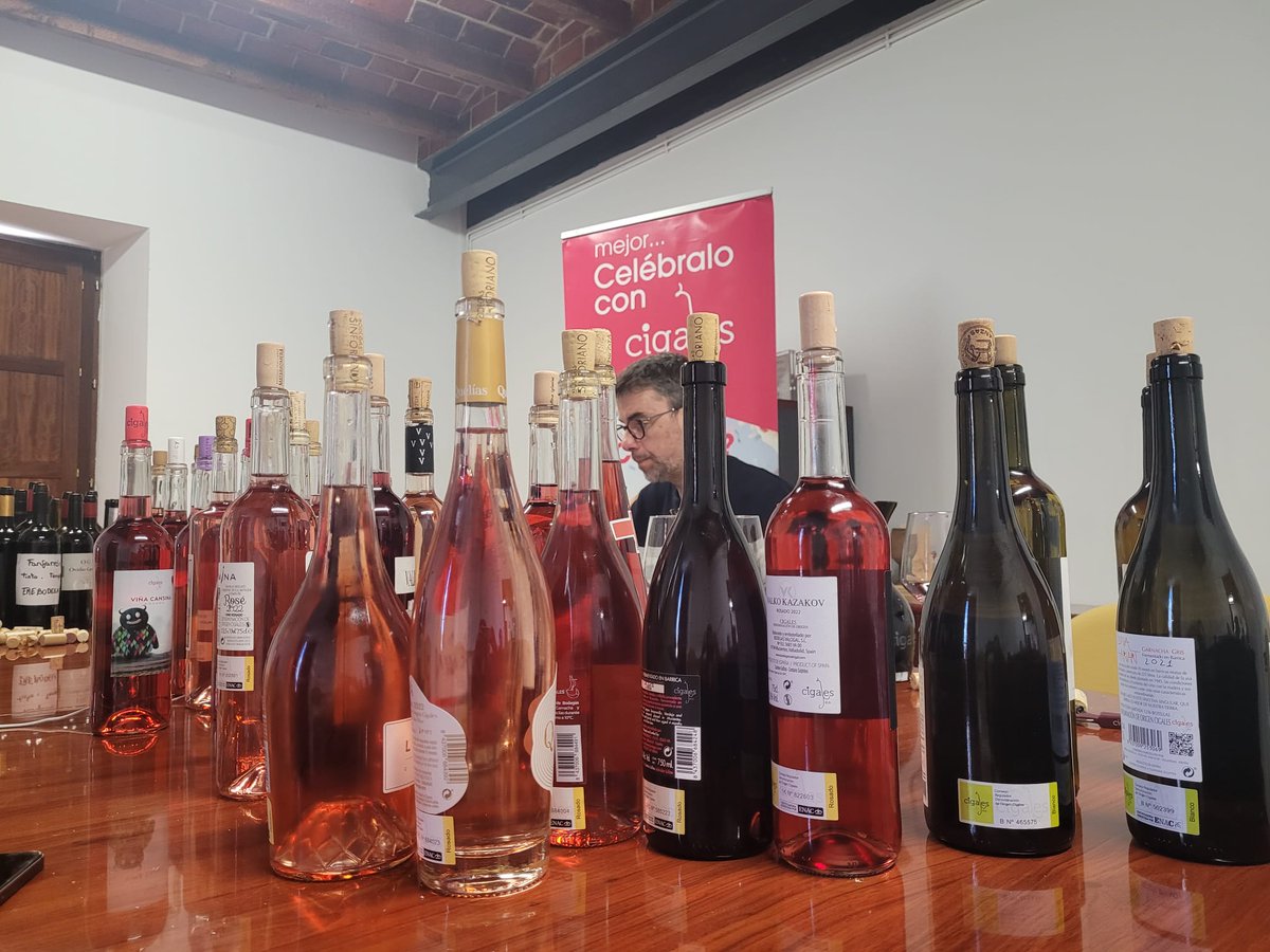 Hoy hemos recibido la visita de Carlos González, director de <a href="/guiapenin/">Guía Peñín</a>, que ha catado 75 de nuestras referencias #DOCigales: 36 tintos, 35 rosados y 4 blancos 🍷

#CelébraloConCigales