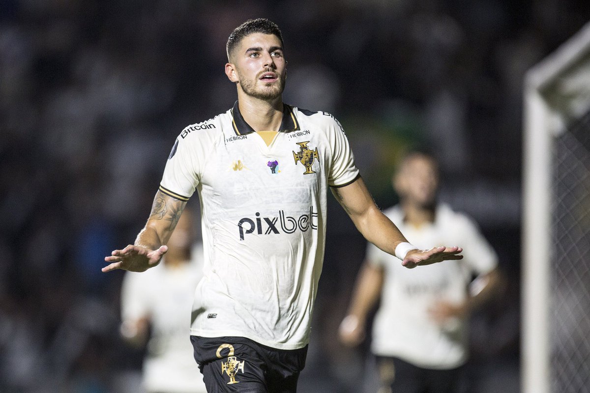 PomboMilGraau's tweet photo. Pedro Raul, na entrevista pós-jogo entre Vasco 2x0 Bangú:

🎙️”Vi várias pessoas me criticando,  mas gol é igual mulher dos outros, eu meto mesmo, não importa como,  e é por isso que esse ano serei artilheiro de novo.” https://t.co/Ip9LtugniU