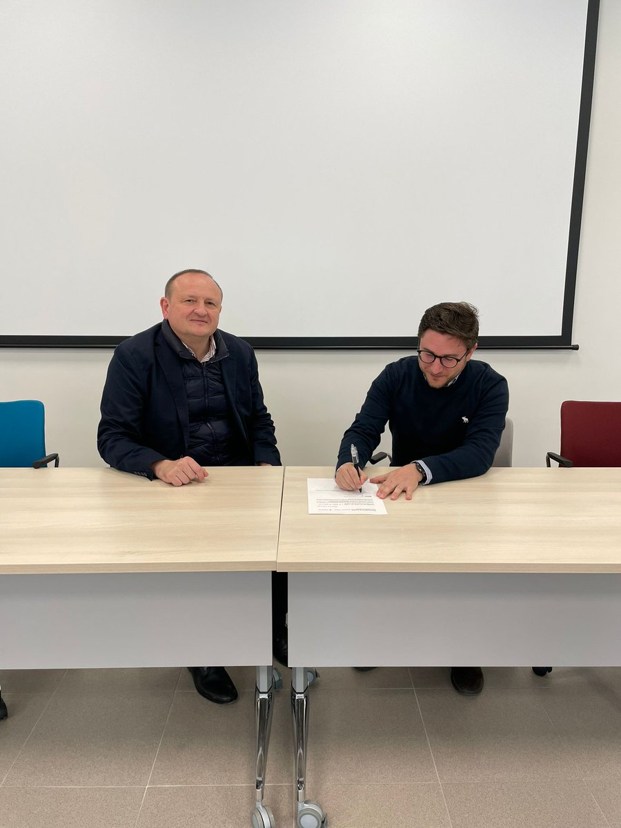 FivVillaverde's tweet image. El concejal @MARedondoR, ha hecho entrega de la copia original de las llaves a ambos empresarios.

👉Felicitar a José Ripalda  y a @jsaldi2000  por desarrollar proyectos innovadores únicos en el mercado y por entrar a formar parte del ecosistema empresarial de #FIVillaverde.