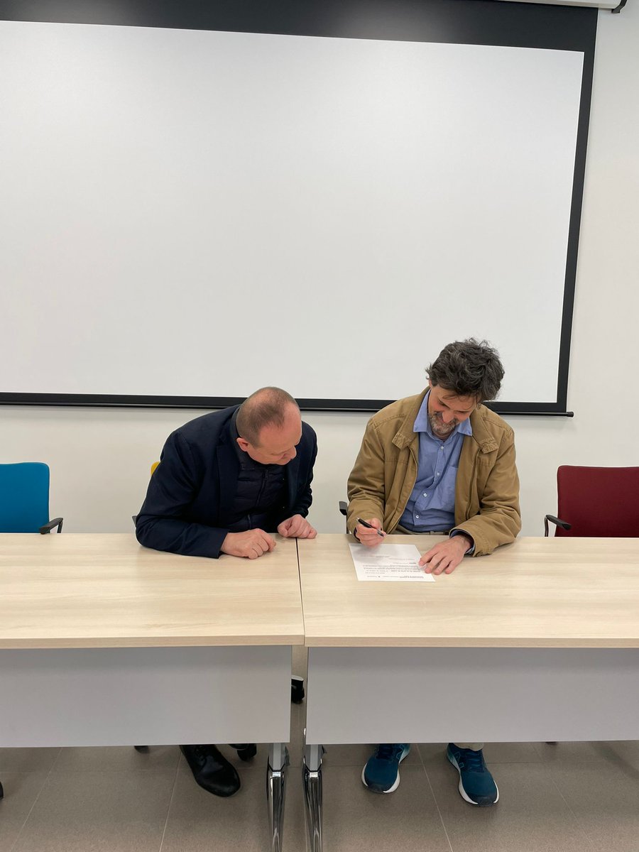 FivVillaverde's tweet image. El concejal @MARedondoR, ha hecho entrega de la copia original de las llaves a ambos empresarios.

👉Felicitar a José Ripalda  y a @jsaldi2000  por desarrollar proyectos innovadores únicos en el mercado y por entrar a formar parte del ecosistema empresarial de #FIVillaverde.