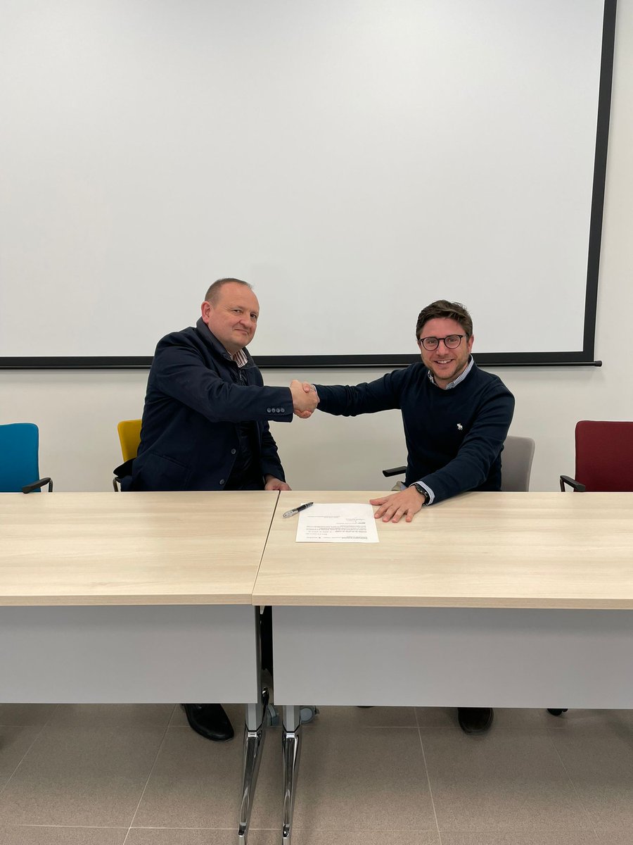 FivVillaverde's tweet image. El concejal @MARedondoR, ha hecho entrega de la copia original de las llaves a ambos empresarios.

👉Felicitar a José Ripalda  y a @jsaldi2000  por desarrollar proyectos innovadores únicos en el mercado y por entrar a formar parte del ecosistema empresarial de #FIVillaverde.