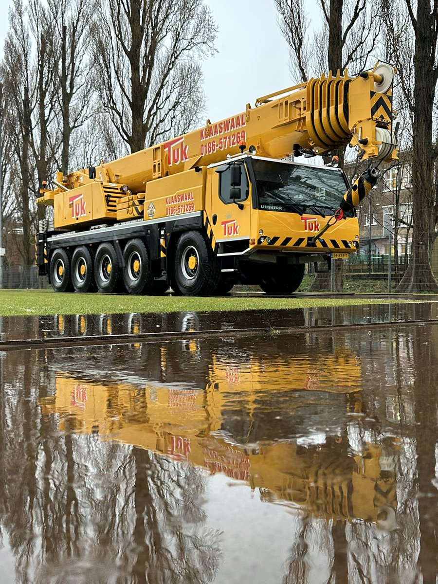 tukkraanverhuur's tweet photo. In de categorie MOOIE PLAATJES hebben we vandaag een prachtige foto van onze Liebherr, al zeg ik het zelf… 😉

Fijn weekend allemaal.

https://t.co/UavzjmLil5

#Tuk #TakelTuk #TukKraanverhuur #Liebherr #LTM1100-5.2 #visitekaartje #ikzithiertocheenpartijtjetrotstewezen https://t.co/dHjmO2MJns