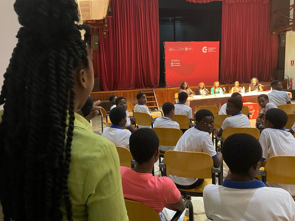 ccemalabo's tweet photo. En la charla de ayer en el CCEM sobre "La mujer en el mundo tecnológico", varias son las recomendaciones dirigidas a la mujer, entre ellas: "cada una puede elegir la carrera que le guste y apasione, lo importantes es estar decididas".
@CooperacionESP https://t.co/i3XRAUZUdr