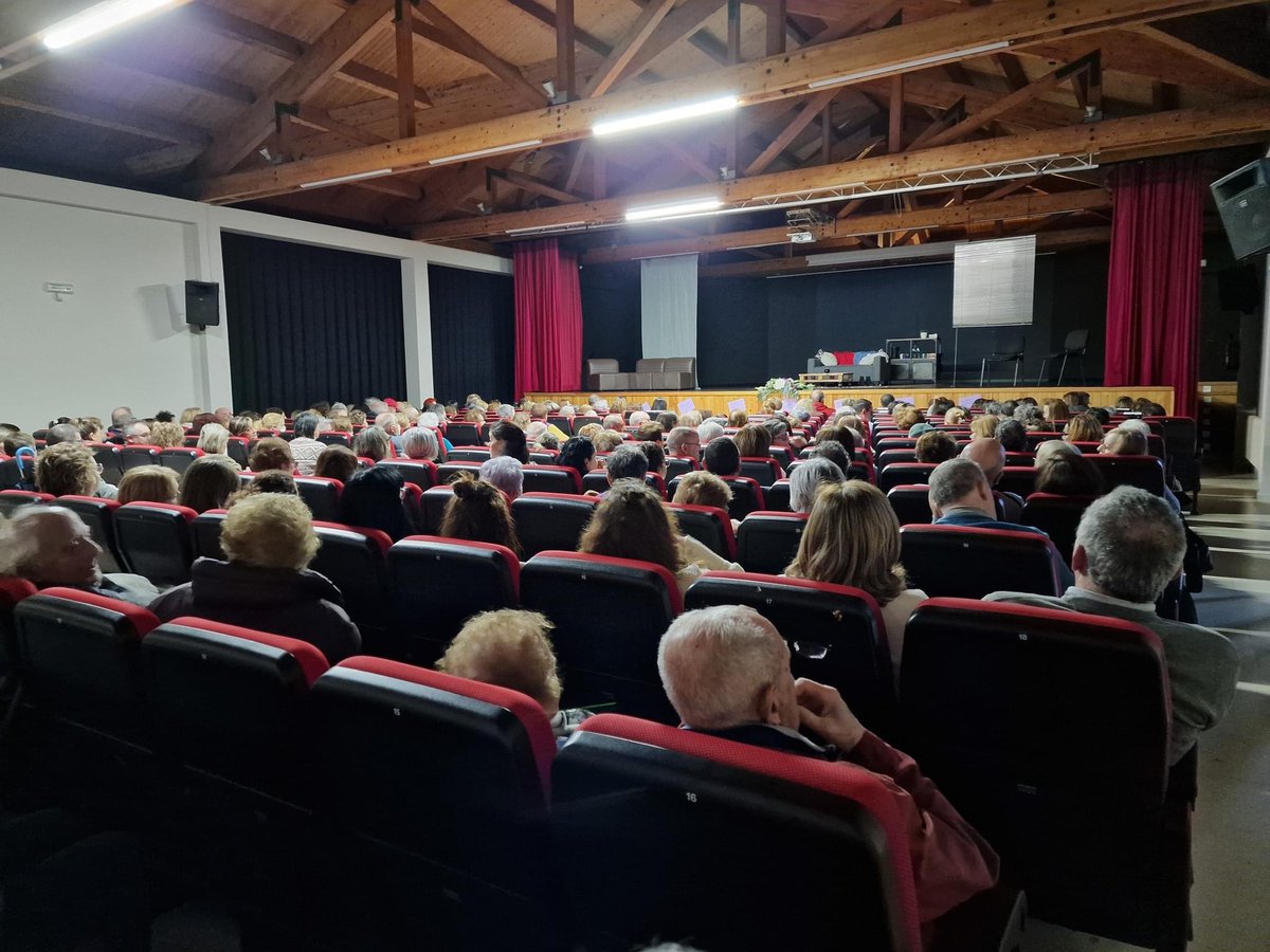 esferaochoprod's tweet photo. 🎭 Gracias al Ayuntamiento de Padrón (La Coruña), por haber contado con nuestra obra “No más besos” para celebrar el día de la mujer el pasado 8 de Marzo. 
Y gracias a todos los asistentes que vinieron y llenaron el teatro 🫶🏼 https://t.co/HcBzGjC6MW