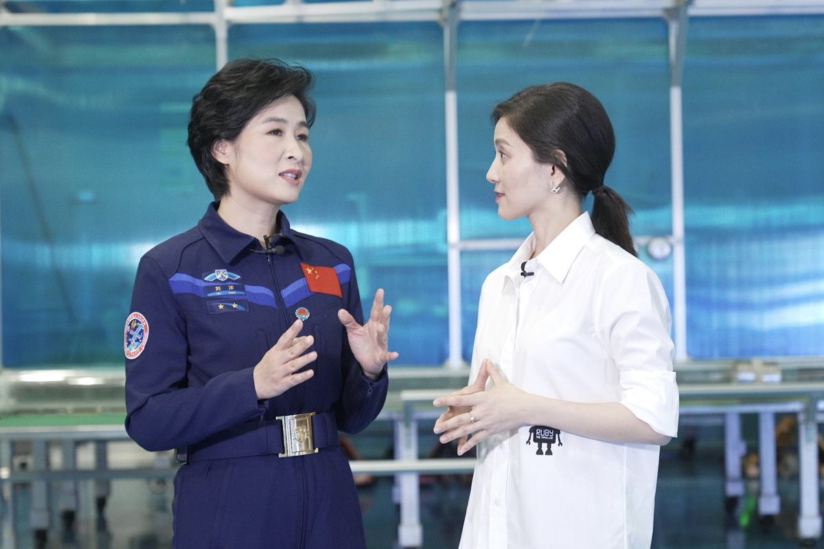 MiaoXiaojuan's tweet photo. "Some people are not born to belong to just one family. You're one of them," reads a birthday card in #space from #LiuYang's husband.

During an exclusive interview with us, China's first female #astronaut holds back tears when talking about family ➡️https://t.co/Ld5Qv3CmeF https://t.co/Udn900LnKo