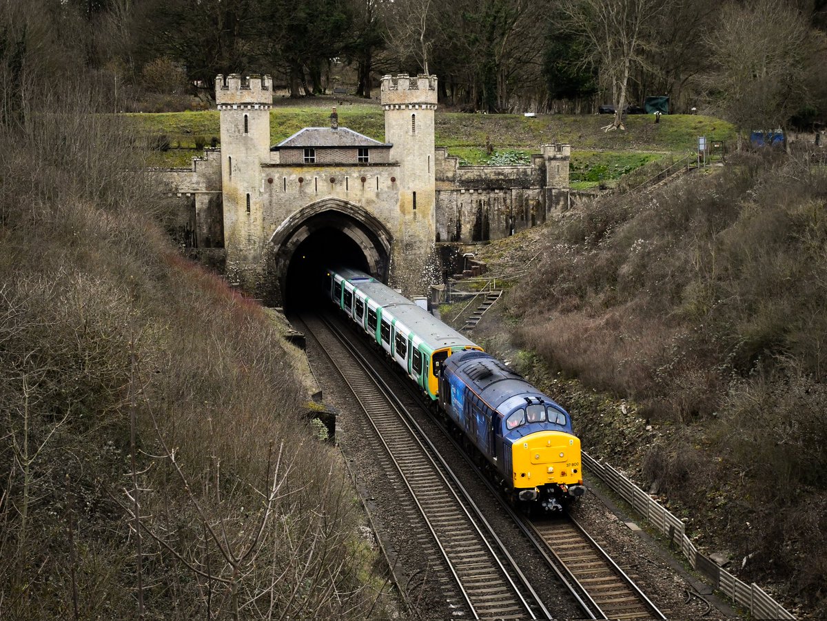 StedmanSlowSix's tweet image. 37800 leads 313202, 214 and 217 out of Clayton Tunnel on the heavily delayed 5Q86 10+24 Lovers Walk T&amp;amp;RSMD - Eastleigh Works. The first of the @SouthernRailUK Class 313s to go for scrapping. #Class313 #PEP