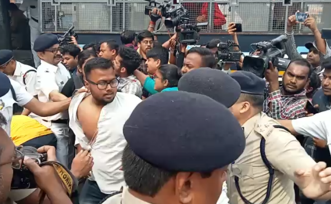 taazatv's tweet photo. #BREAKING_NEWS
● #Clashes broke out between #police & #SFI in #Howrah and #Sealdah
● Police had denied permission to the #assemblycampaign, but, SFI carried out their rally anyway
● Traffic & general commuters are facing problems
Read: https://t.co/1bCcCTmn8s https://t.co/EjW9gz8pZP