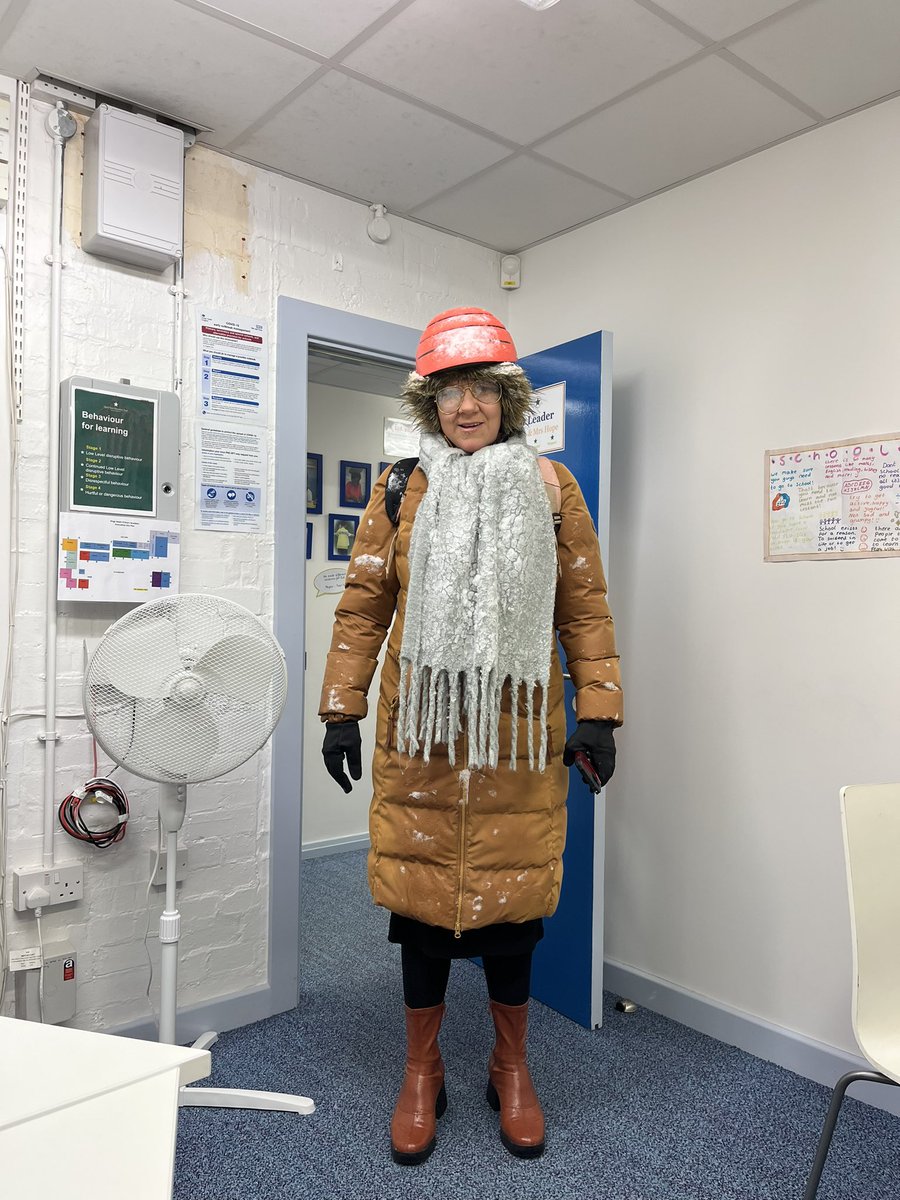d_khpa's tweet photo. Staff are at @KingsHeathPri #snow #weareopen #bitofsnow @KhpaPrincipal #senioradmin https://t.co/9GsEQut4iz