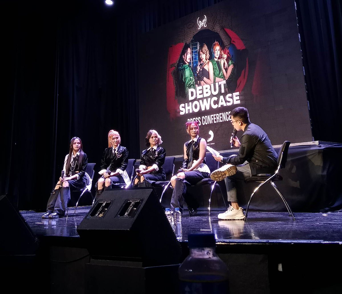 ostdph's tweet image. 𝐖𝐞 𝐚𝐫𝐞 𝐡𝐞𝐫𝐞 𝐚𝐭 𝐭𝐡𝐞 𝐝𝐞𝐛𝐮𝐭 𝐚𝐧𝐝 𝐬𝐡𝐨𝐰𝐜𝐚𝐬𝐞 𝐨𝐟 𝐘𝐀𝐑𝐀! 🥳

Filipino four-member act YARA joins the P-Pop roster of Sony Music Entertainment.