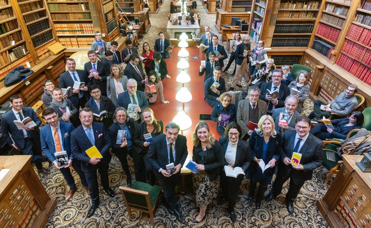 « J’ai toujours imaginé le paradis comme une sorte de bibliothèque. » disait Jorge Luis Borges. C'est depuis celle de l'Assemblée nationale que nous participons à l'opération #10marsjelis organisée par <a href="/LeCNL/">CNL - Centre national du livre</a>. Voici nos lectures. Et vous, que lisez-vous aujourd'hui ?