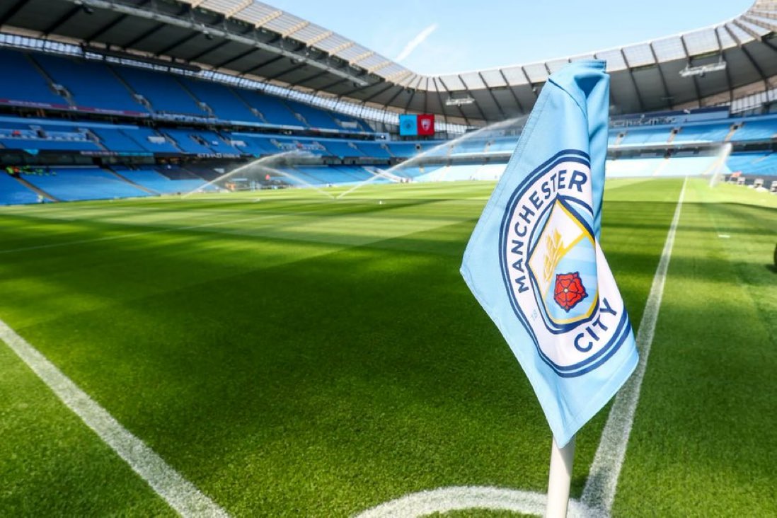 🏟️ Manchester City augmentera la capacité de son Etihad Stadium de 7.000 places. Il deviendra le quatrième plus grand stade de Premier League avec 𝟲𝟭.𝟬𝟬𝟬 places, mais permettra surtout aux citizens d'augmenter ses revenus matchday !  

📸 #ManCity | #SportsBiz