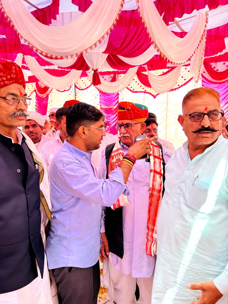 NarpatRajBarmer's tweet photo. #गुड़ामालानी #गोलिया_जेतमाल
श्री ख़ुमाराम जी धुंधवाल सरपंच गोलिया जेतमाल व पूर्व उपप्रधान सिणधरी के सुपुत्र डा गजेंद्र जी के विवाह समारोह में शामिल हुआ! 
#Gudamalani #GoliyaJetmal https://t.co/FiIHokoAfB
