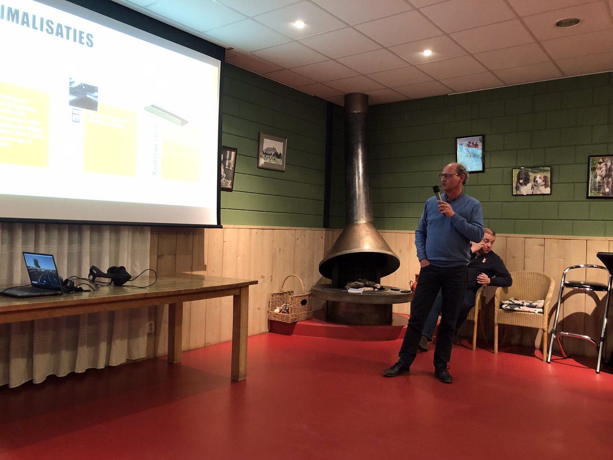 slimsteweg's tweet image. Weer volle bak in @DeMelktap bij de buurtbijeenkomst over de start van de uitvoering van de eerste fase N825. Veel praktische informatie van @heijmansnl over de uitvoering, indrukwekkende lijst met innovaties, mooie documentaire en demonstratie met VR bril door @Saxion studenten.