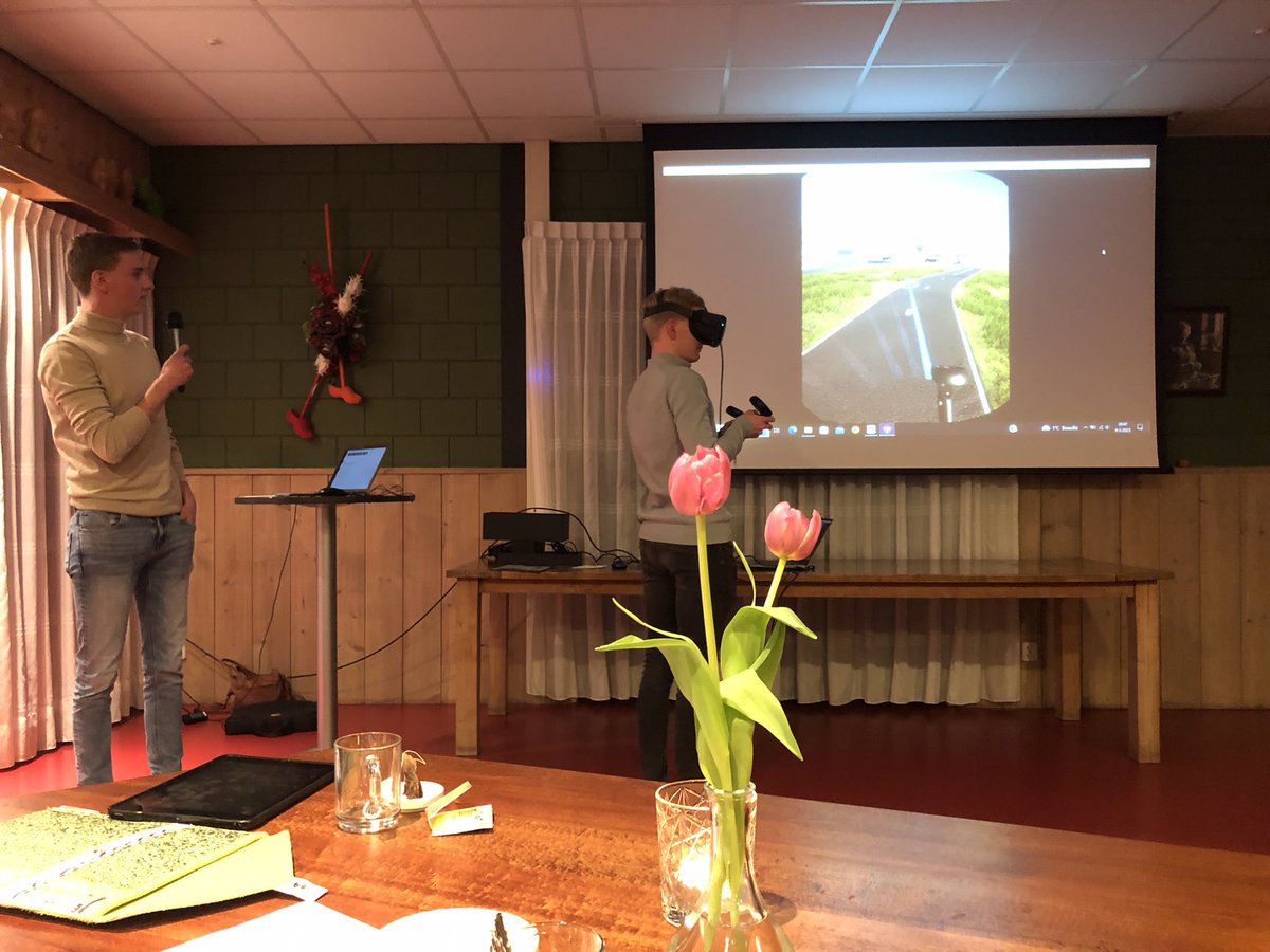 slimsteweg's tweet image. Weer volle bak in @DeMelktap bij de buurtbijeenkomst over de start van de uitvoering van de eerste fase N825. Veel praktische informatie van @heijmansnl over de uitvoering, indrukwekkende lijst met innovaties, mooie documentaire en demonstratie met VR bril door @Saxion studenten.