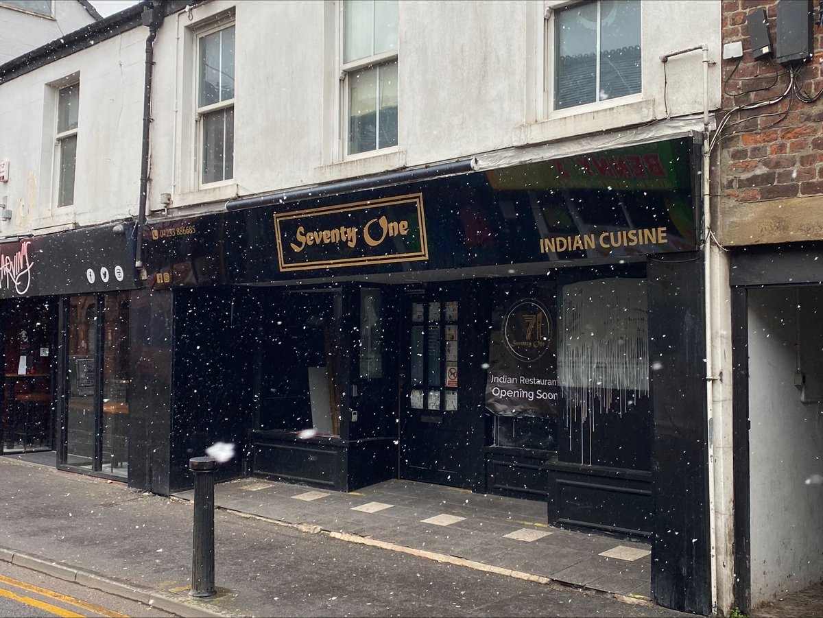 LinksSigns's tweet image. Heres a nice powder coated tray that we installed in the middle of siberia last winter, oh no actually it was actually in Poulton at the start of spring !!! 😳
Anyway the tray is fret cut with gold acrylic inlays and illuminated from behind, another great #fasciasign installation