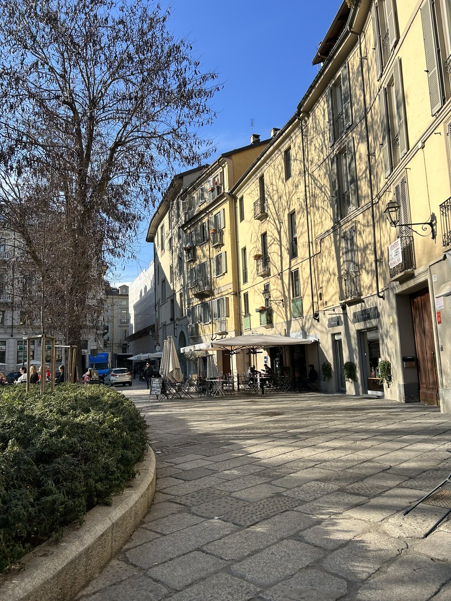 #ProfumoDiVersi

Amo gli angoli
riservati,
eleganti e vestiti
di verde e cielo.

Torino
10marzo2023
