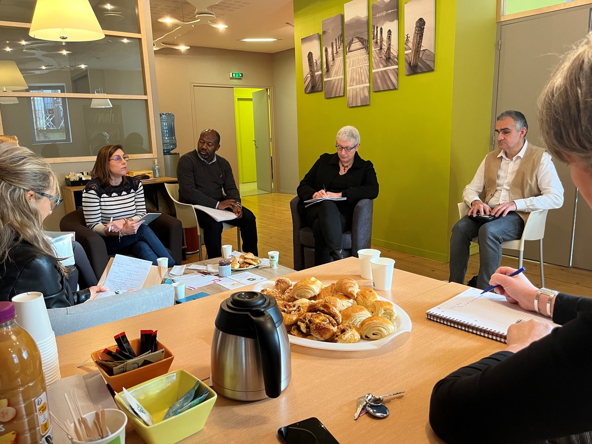 Ligue Cancer 44 (@ligue_cancer44) on Twitter photo Ce matin, Danièle Piat & Laurence Robert, chargées de mission Lig’Entreprises, organisent un petit déjeuner avec quelques-uns de leurs partenaires. Objectif : faire évoluer le regard sur le cancer en entreprise (02 40 14 00 14 / lig.entreprises44@ligue-cancer.net) #santé #RSE Ce matin, Danièle Piat & Laurence Robert, chargées de mission Lig’Entreprises, organisent un petit déjeuner avec quelques-uns de leurs partenaires. Objectif : faire évoluer le regard sur le cancer en entreprise (02 40 14 00 14 / lig.entreprises44@ligue-cancer.net) #santé #RSE