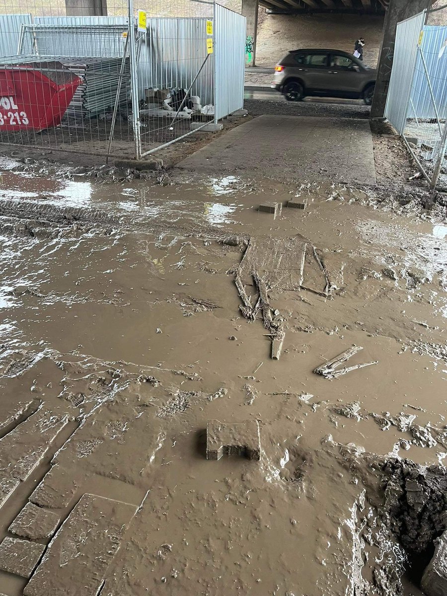 michmijalski's tweet photo. W pobliżu pracuje ciężki sprzęt, bo trwa remont #Pestka. Pogoda taka, a nie inna. Ale naprawdę tak ma wyglądać jedyna droga do i z przystanku (bez zbędnego przechodzenia przez 🛣️)? Nie można tego odcinka zabezpieczyć? Ludzie w bagnie gubią buty #ZTM @MariuszWisniews @AlertPoznan https://t.co/kh9s38uvn4