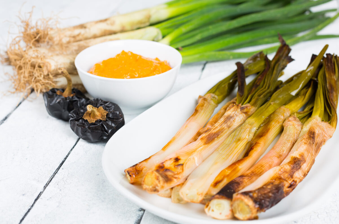 AlimentsOnyar's tweet photo. Los calçots es como llamamos en Catalunya a un tipo de cebolletas blancas, tiernas y dulces. Aunque está especialmente indicada para acompañarla con esta verdura asada, también es una salsa que recomendamos para carnes, pescados y cualquier otro tipo de verdura, si son a la b https://t.co/Znr8TB6LTt
