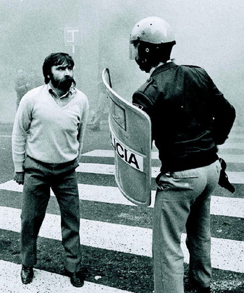 AcontraventoGz's tweet photo. 10 de marzo – Día da Clase Obreira Galega ⚒️✊

Día de loita pero tamén de lembranza de todos aqueles anónimos que loitaron por conquistar un mundo mellor. Un deles foi Sandokan, obreiro vigués do metal retratado na imaxe da publicación polo fotógrafo Víctor De las Heras. https://t.co/v95EEjPSWf