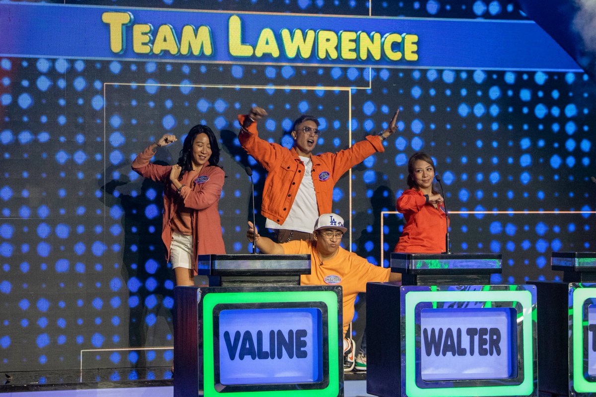 Team LAWRENCE represent! 🙌 Do you think Kris Lawrence with his handler Tricia and friends Walter and Valine have what it takes to win the JACKPOT? Abangan mamayang 5:40 PM sa GMA! ☀

#FamilyFamilyUmaliVSLawrence | March 10, 2023
#FamilyFeudPH