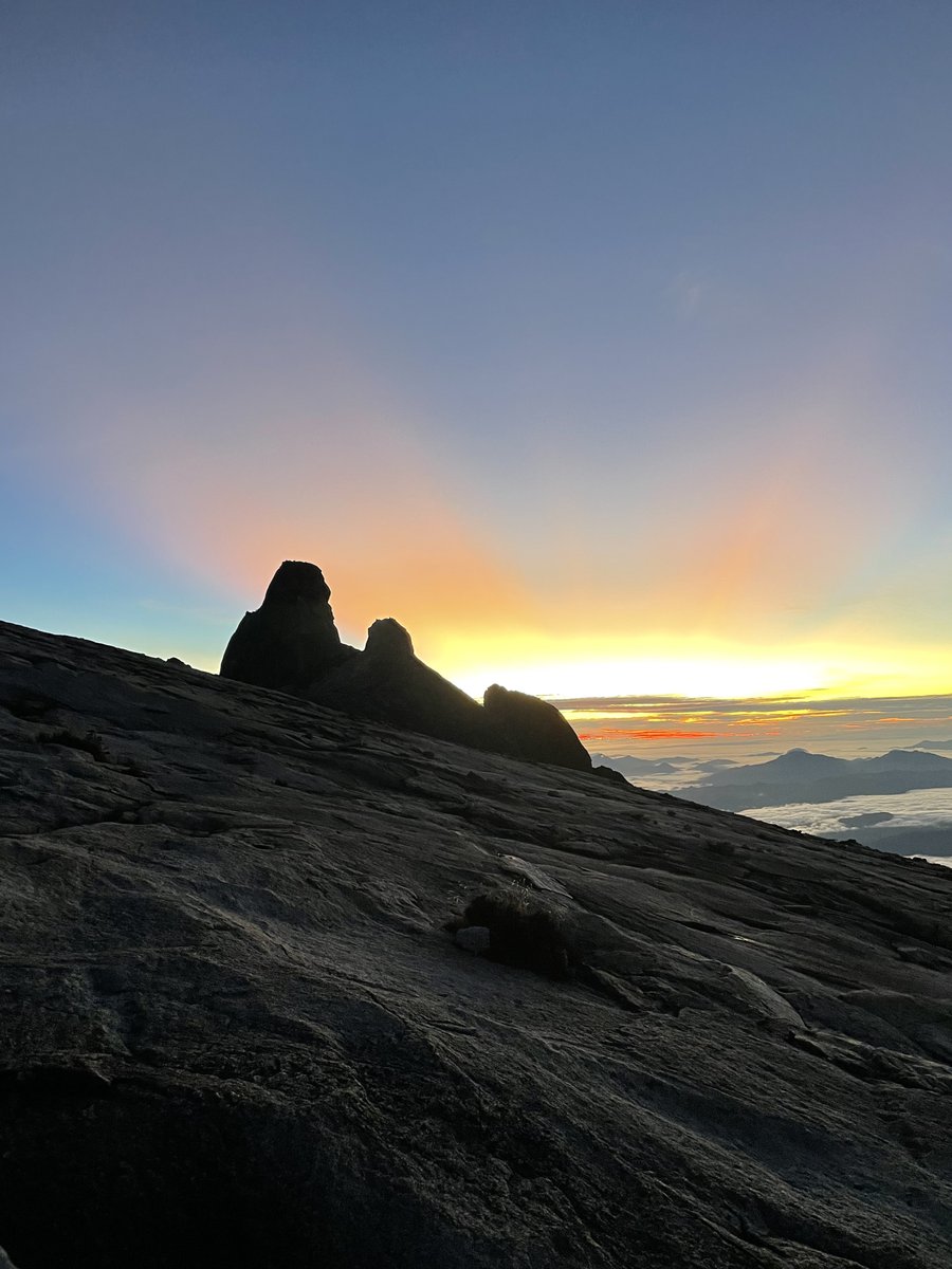 Many thanks @JeronJJ for sharing these amazing pics from Mt Kinabalu, Southeast Asia's highest peak. Jeron's PhD focuses on building resilience among refugee youth, & is based at Economics @MonashMalaysia with co-supervision from BLT, Melbourne #PhDLife @MonashBusiness