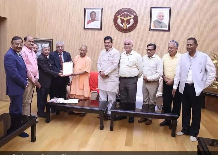 CJP_for_India's tweet photo. पिछड़ा आयोग के सदस्य के जूते क्यों निकलवाए गए?
 सदन में तो समाजवाद पढ़ा रहे थे यहां पर इनके समाजवाद कहां गई...? https://t.co/6Yb6M6OJIb