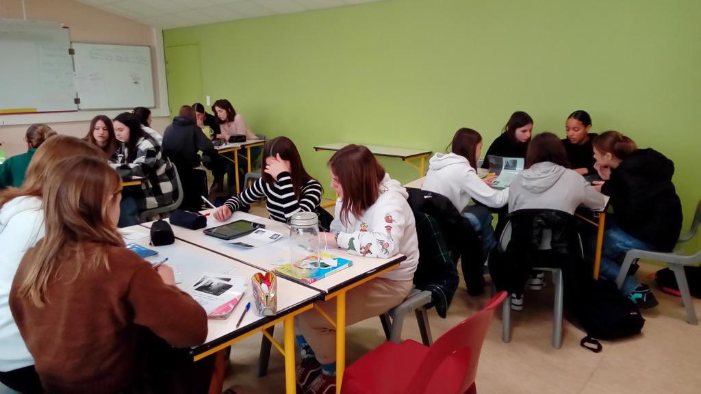 CheCajolinA's tweet photo. Semaine de l’égalité 🚺🚹⚧ n6 au @CollegeBrioux, épisode 8: hier matin, “Escape game” organisé par nos profs de maths pour opposer les filles et les garçons de 3ème… 1h pour réussir à ouvrir la boîte… et devinez qui a encore gagné cette année..? Eh beh les filles! Bravo! 🤭💜 https://t.co/Kdk5ASdsTS