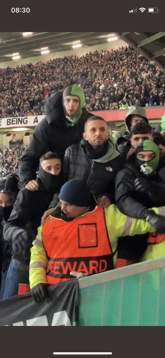 How strong is this steward? Holding the whole of Betis back with one arm 😂