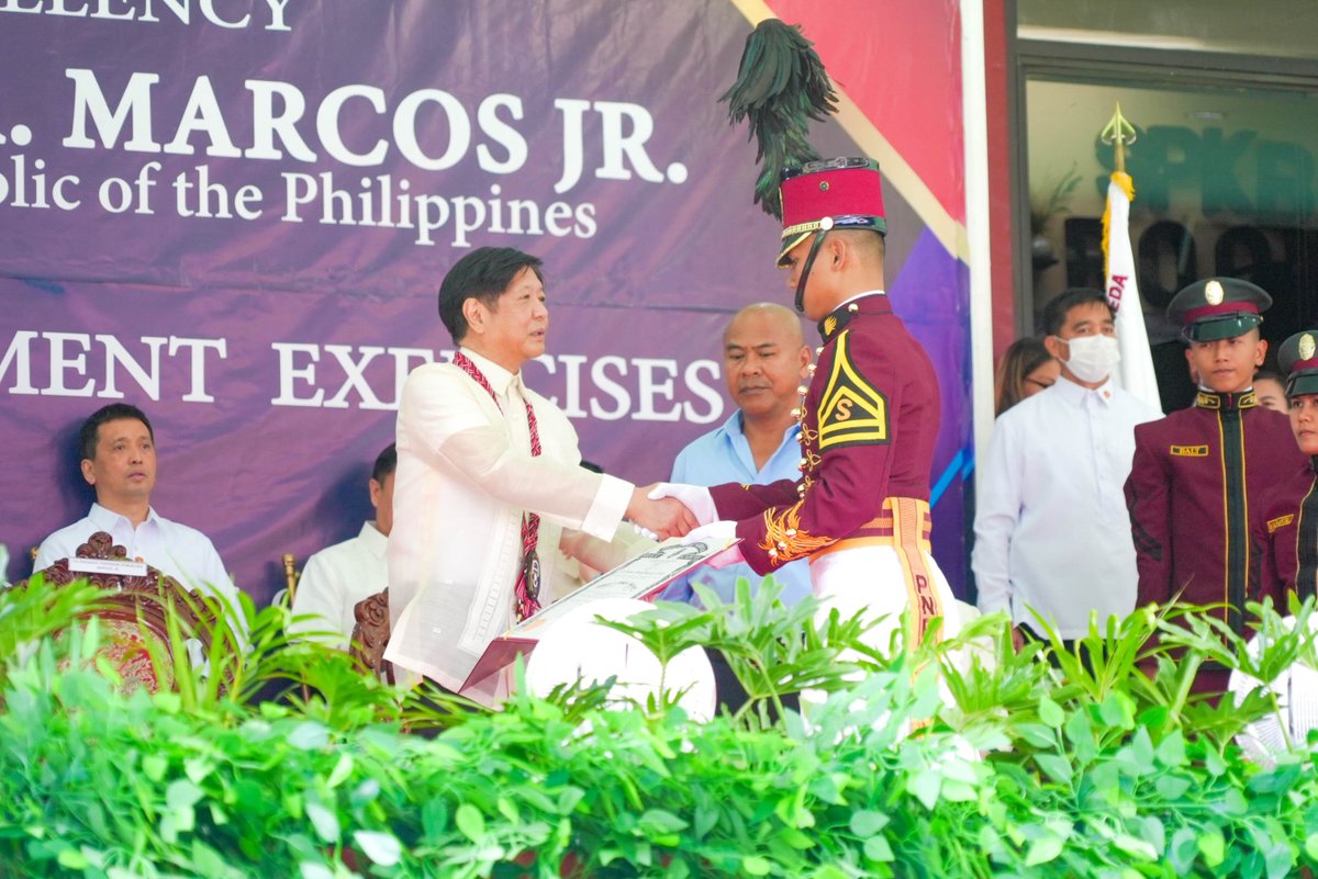bongbongmarcos's tweet photo. Kasabay ng kanilang tagumpay, pagtagumpayan din natin nang magkakasama ang pag-abot ng isang mas ligtas, matiwasay at maunlad na Pilipinas para sa lahat. https://t.co/NKmSRutHgt