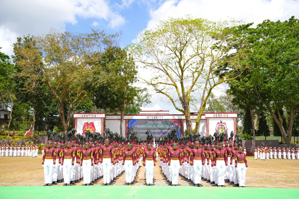 bongbongmarcos's tweet photo. Kasabay ng kanilang tagumpay, pagtagumpayan din natin nang magkakasama ang pag-abot ng isang mas ligtas, matiwasay at maunlad na Pilipinas para sa lahat. https://t.co/NKmSRutHgt