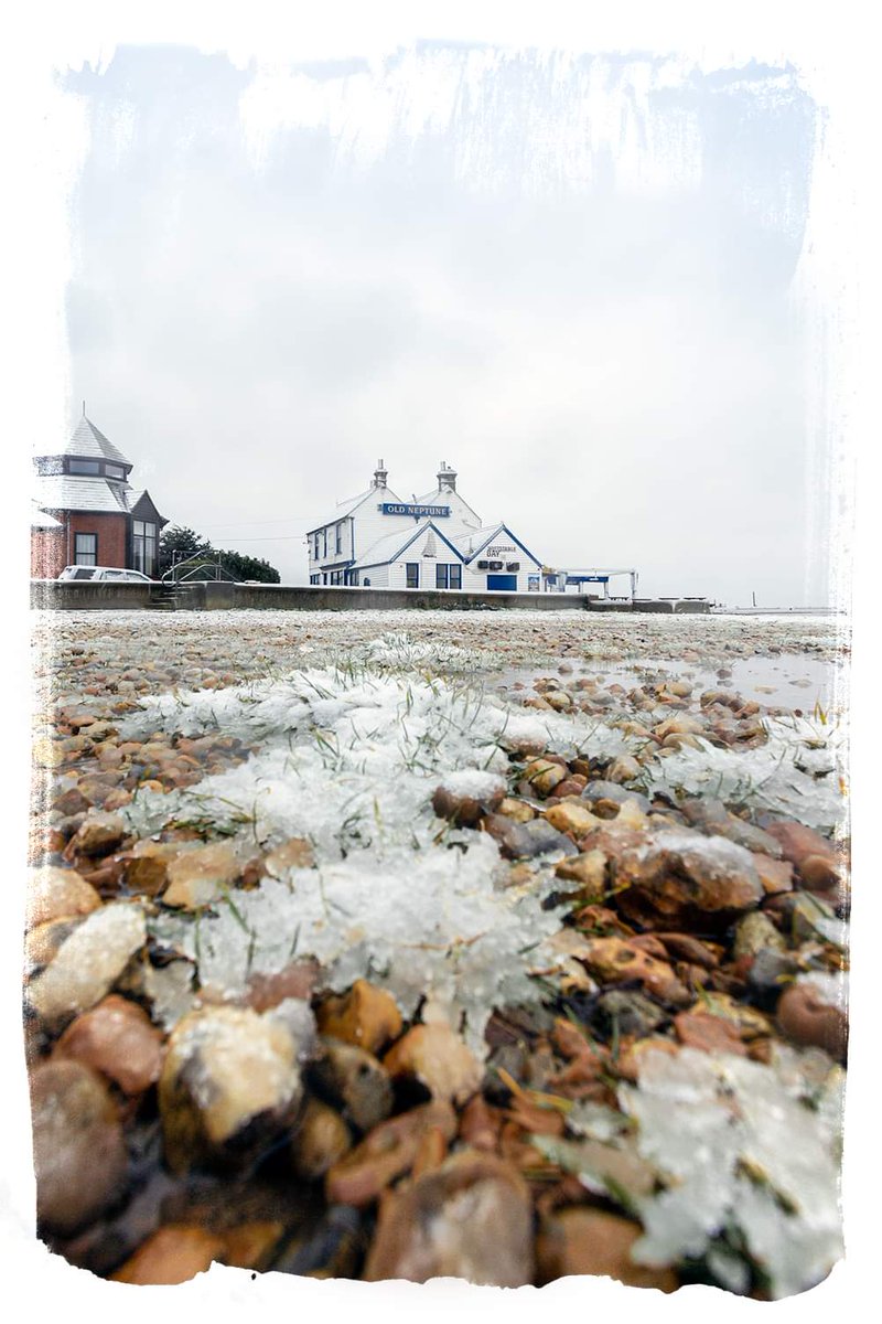 george_fisk's tweet photo. Light snow #whitstable #greatbritishcoast #neppie #oldneptune #pubonthebeach #coast #snow #winter #cold #coastline #creativity #portraitview @WhitstableLive @GoWhitstable @thewhitwhistler https://t.co/OH1I5czgEU