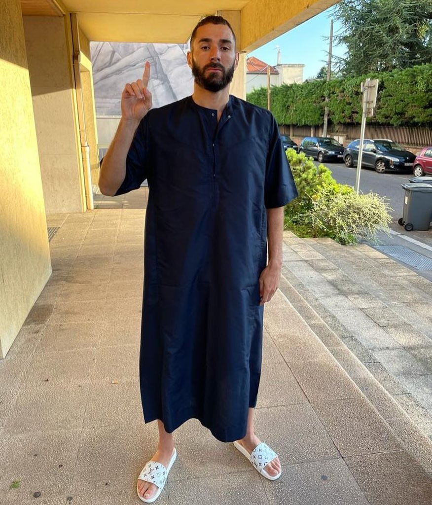 ilyss_benz's tweet photo. Vendredi ça parle d'album de werenoi et maes allez écouté sourate Al kahf c'est jumuha aujourd'hui https://t.co/7Lc8indPSS