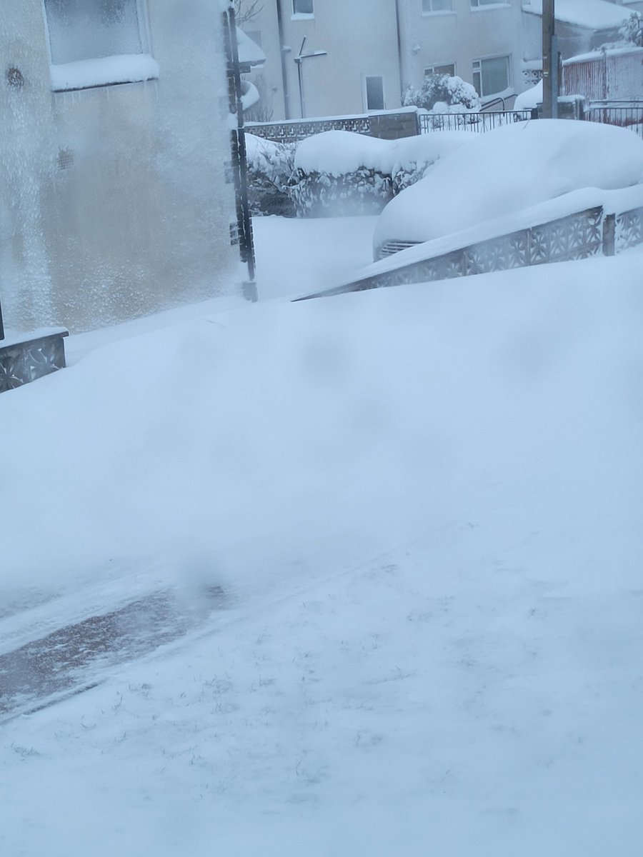 barrygreenman's tweet photo. @Hudsonweather illingworth halifax snow drift on drive wall is three foot high https://t.co/vi8UY6D2OE