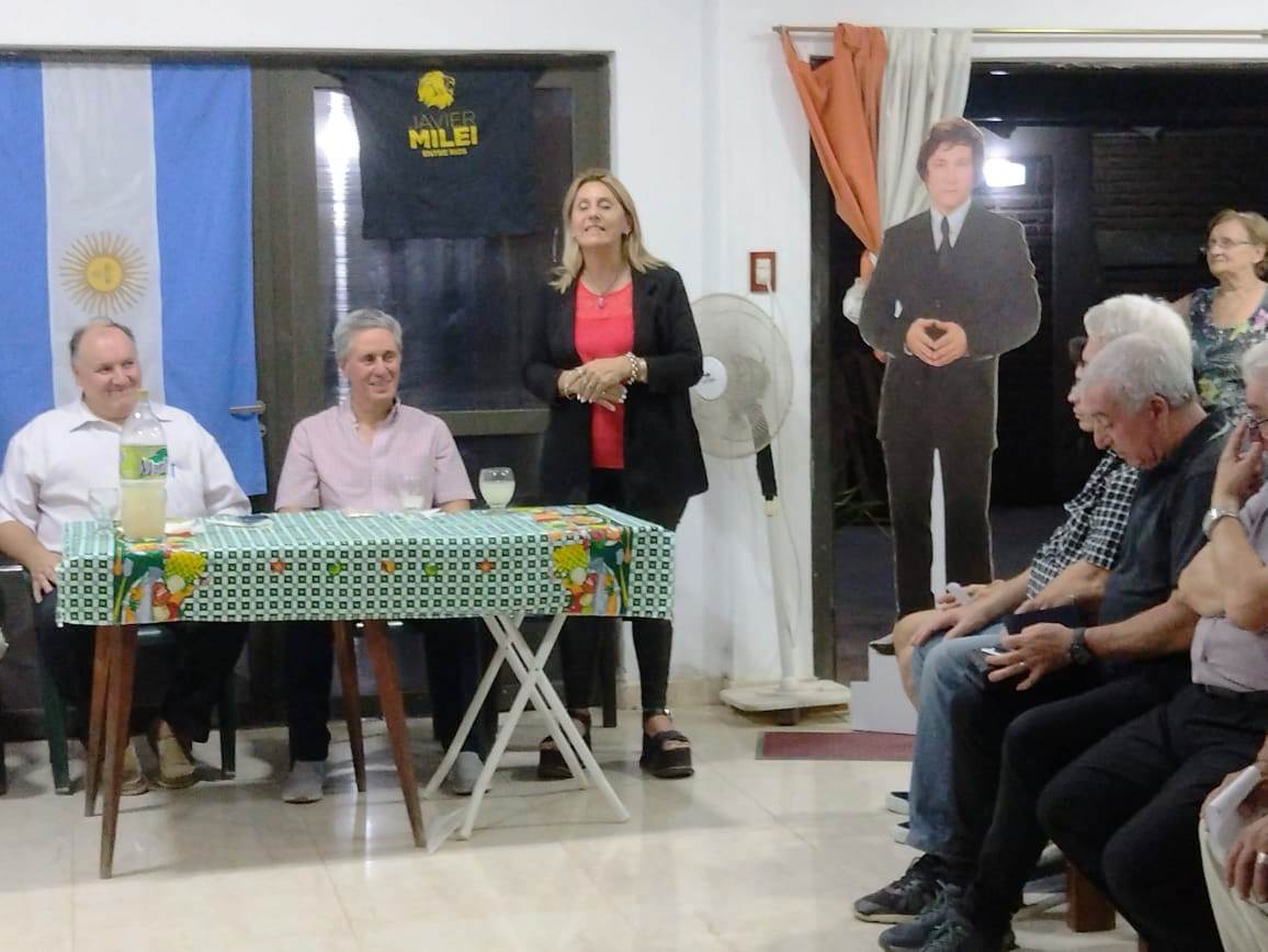 dariobaez's tweet photo. ¡LA ÚNICA SOLUCIÓN @JMilei PRESIDENTE! 🦁🇦🇷
¡ @SebastianEt! | POR ENTRE RIOS 🦁¡
El jueves por la noche el referente de “Javier Milei” en Entre Ríos encabezo un encuentro de dirigentes “mileinistas” en la ciudad de #Colon, distrito conducido por un #vecinalista. https://t.co/ViimDfr2Fv