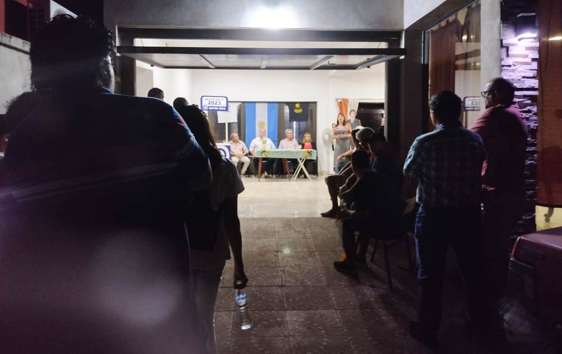 dariobaez's tweet photo. ¡LA ÚNICA SOLUCIÓN @JMilei PRESIDENTE! 🦁🇦🇷
¡ @SebastianEt! | POR ENTRE RIOS 🦁¡
El jueves por la noche el referente de “Javier Milei” en Entre Ríos encabezo un encuentro de dirigentes “mileinistas” en la ciudad de #Colon, distrito conducido por un #vecinalista. https://t.co/ViimDfr2Fv