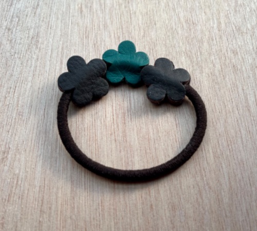 twistore_jp's tweet photo. No.２９  革のお花のヘアゴム
￥780
詳細は下記にてチェックしてください！
➡︎ https://t.co/0AADghaDzE
#秒速販売ツイストアー 
#手数料イッテンハチパー
#ツイストアー https://t.co/WBEPrlaAfU
