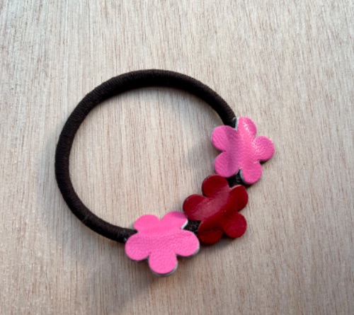 twistore_jp's tweet photo. No.３０  革のお花のヘアゴム
￥780
詳細は下記にてチェックしてください！
➡︎ https://t.co/yb1omkBWdw
#秒速販売ツイストアー 
#手数料イッテンハチパー
#ツイストアー https://t.co/zsdutxh1YZ