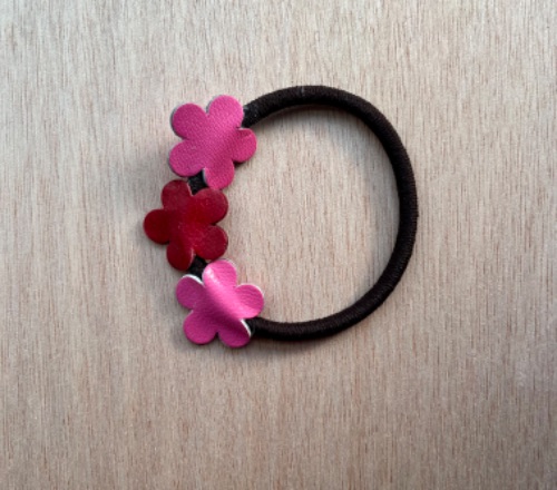 twistore_jp's tweet photo. No.３０  革のお花のヘアゴム
￥780
詳細は下記にてチェックしてください！
➡︎ https://t.co/yb1omkBWdw
#秒速販売ツイストアー 
#手数料イッテンハチパー
#ツイストアー https://t.co/zsdutxh1YZ