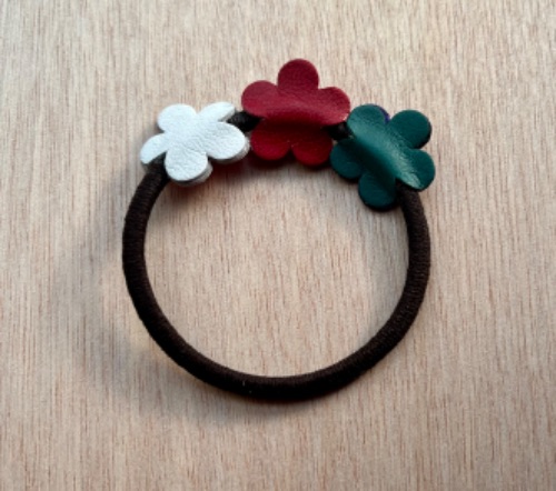 twistore_jp's tweet photo. No.３１  革のお花のヘアゴム　アソートカラー
￥780
詳細は下記にてチェックしてください！
➡︎ https://t.co/owAoWcZYGg
#秒速販売ツイストアー 
#手数料イッテンハチパー
#ツイストアー https://t.co/7IgTFDHktJ