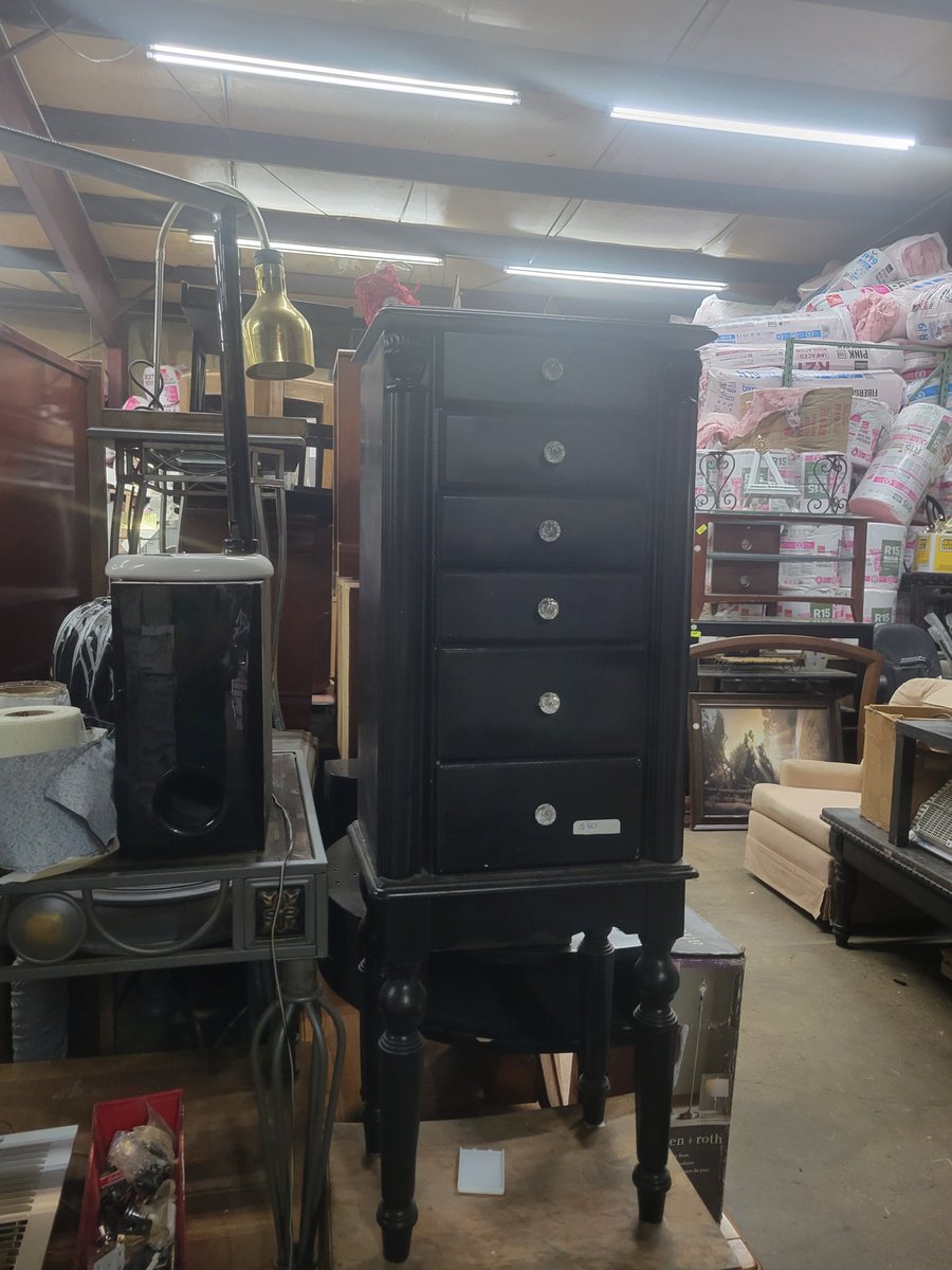 DailyDiscountWH's tweet image. Visit us today! New arrivals daily. A  Diy projects dream.  Vintage pieces at great prices.   
#diyhomeprojects #homedecor #thriftstorefinds #newarrivals #newandused #deals #homegoods #sehablaespañol #forsalehouston #shoplocalhouston #furnitureideas  #houstontexas