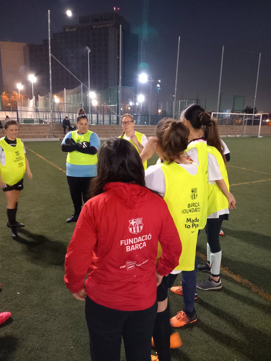 FundacioFCB's tweet image. 💜 L’equip de l'@aeramassa i l’equip de la Franja del Besòs han compartit una sessió especial amb motiu del Dia de la Dona.💪Treballem amb @Nike per fomentar la participació femenina en l’esport.  #8M  #MadeToPlay