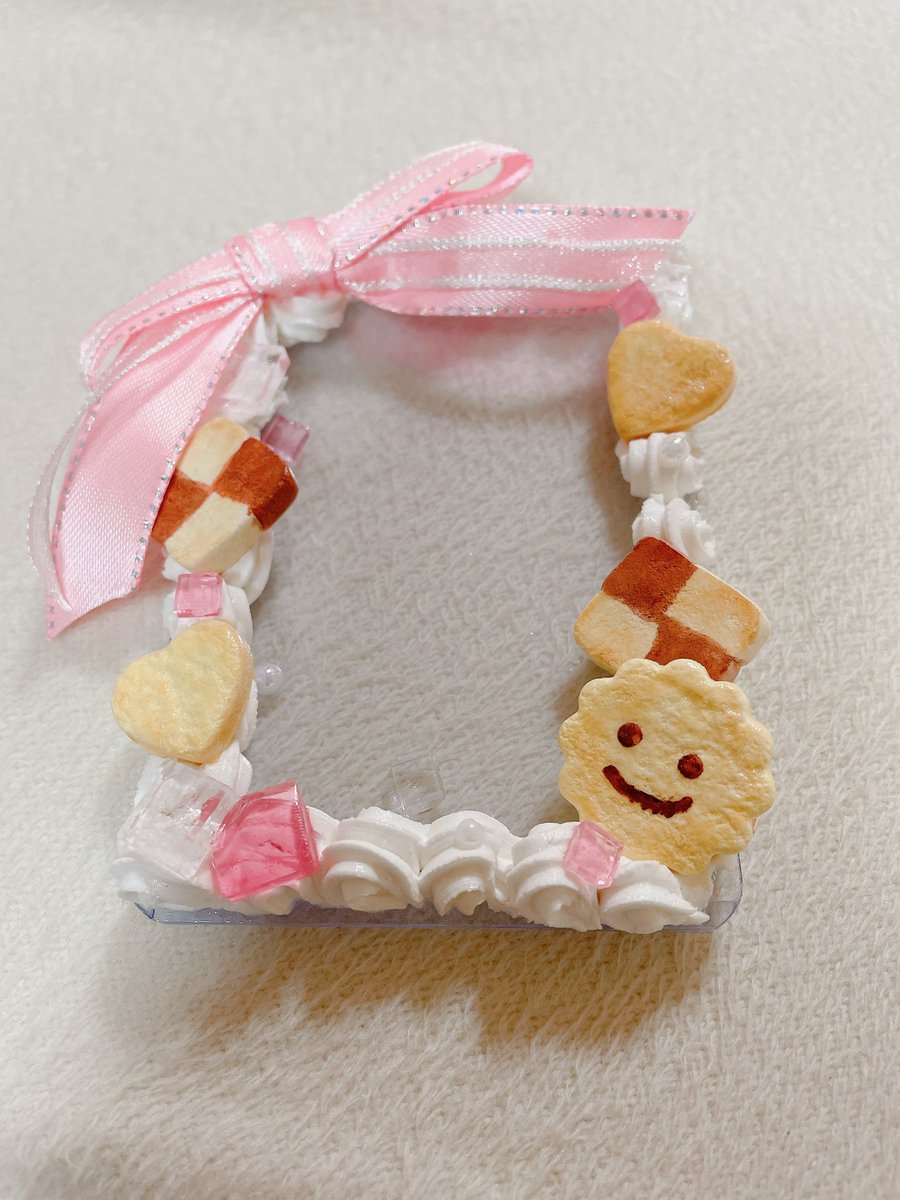 coharu_tenshi's tweet photo. ManyManyさん(@ManyMany_959 )の
企画当選してとても可愛いケース頂きました♡
娘が喜んで早速推しの写真を入れて飾っています🍀*゜
素敵な企画ありがとうございました🎶 https://t.co/04AfgQEmDd