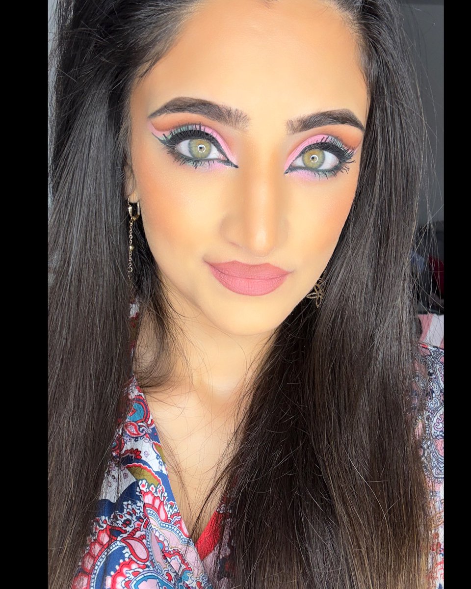 Lili_13or's tweet photo. #makeupinspiration #cutcreasemakeup #eyesgreen #makeuptrends #cateyes #wakeupandmakeup #eyemakeuplook #graphiceyeliner #makeupforgreeneyes @sephorafrance @sephoracollection Β #marioncameleon #pinkmakeup #flowermakeupn#makeuppage #makeupfeed #creativemakeup https://t.co/NL7jGqEz4p
