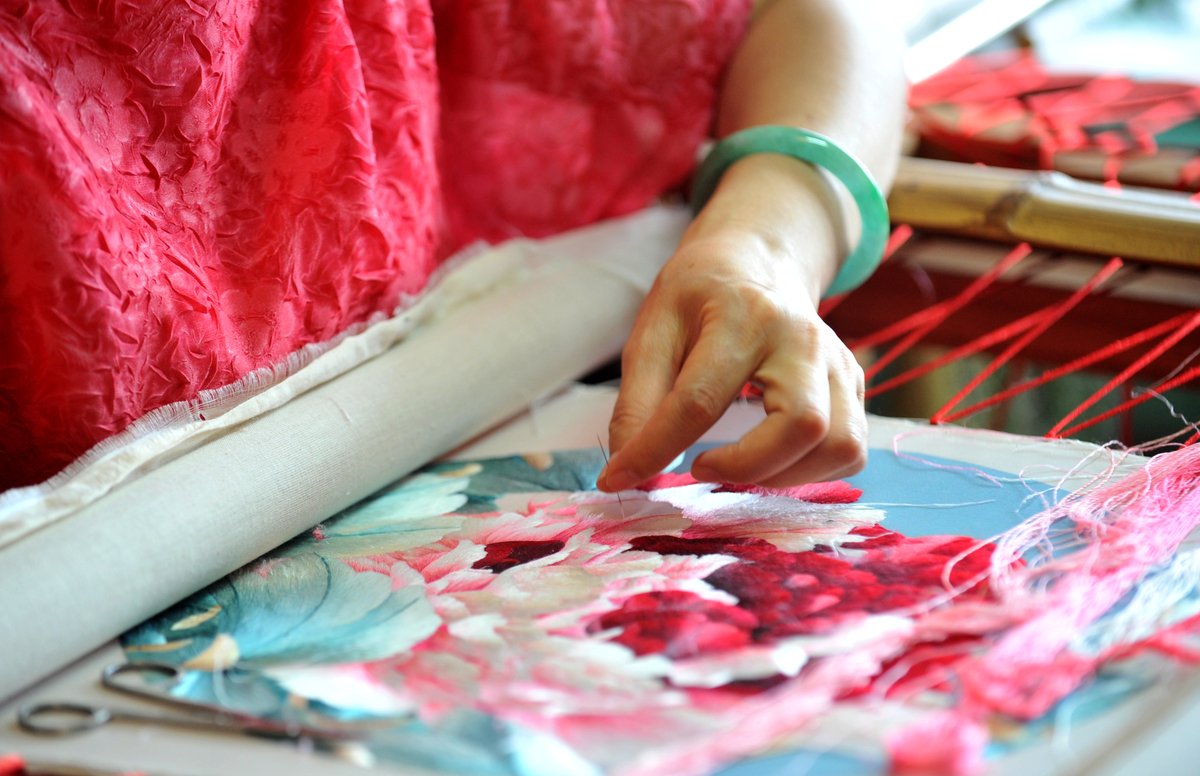 ChongqingNews's tweet image. Chongqing Shu embroidery, a thousand-year-old embroidery, showcases unique local culture with bold styles and comprehensive techniques. #Jiulongpo Shu embroidery was listed as intangible cultural heritage in 2019. #Chongqing #ShuEmbroidery #IntangibleCulturalHeritage