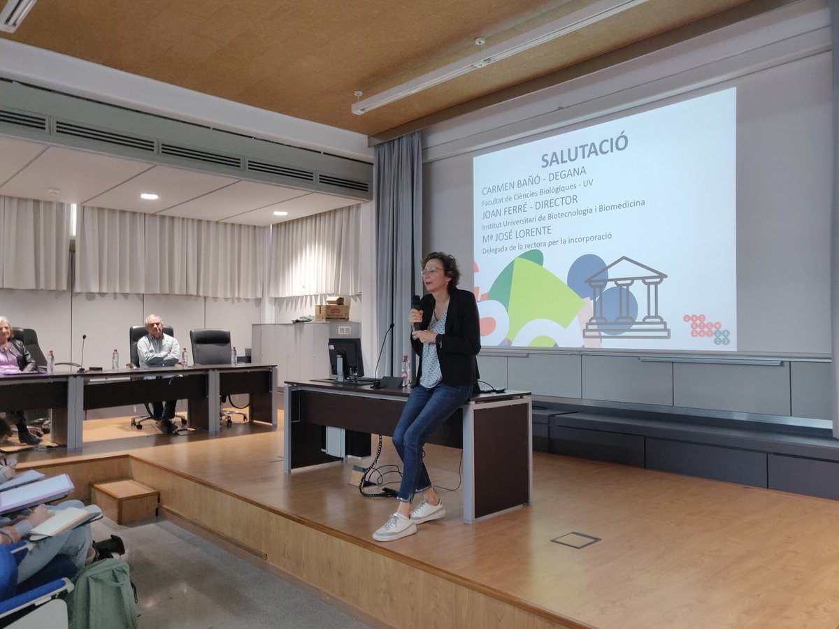 FarinasLab's tweet photo. La degana de @BiologiquesUV @McBano i el director de @_BIOTECMED Joan Ferré ens donen la benvinguda a la @UV_EG @UnistemSpain @Unistem2023 https://t.co/cpIthyBeZF